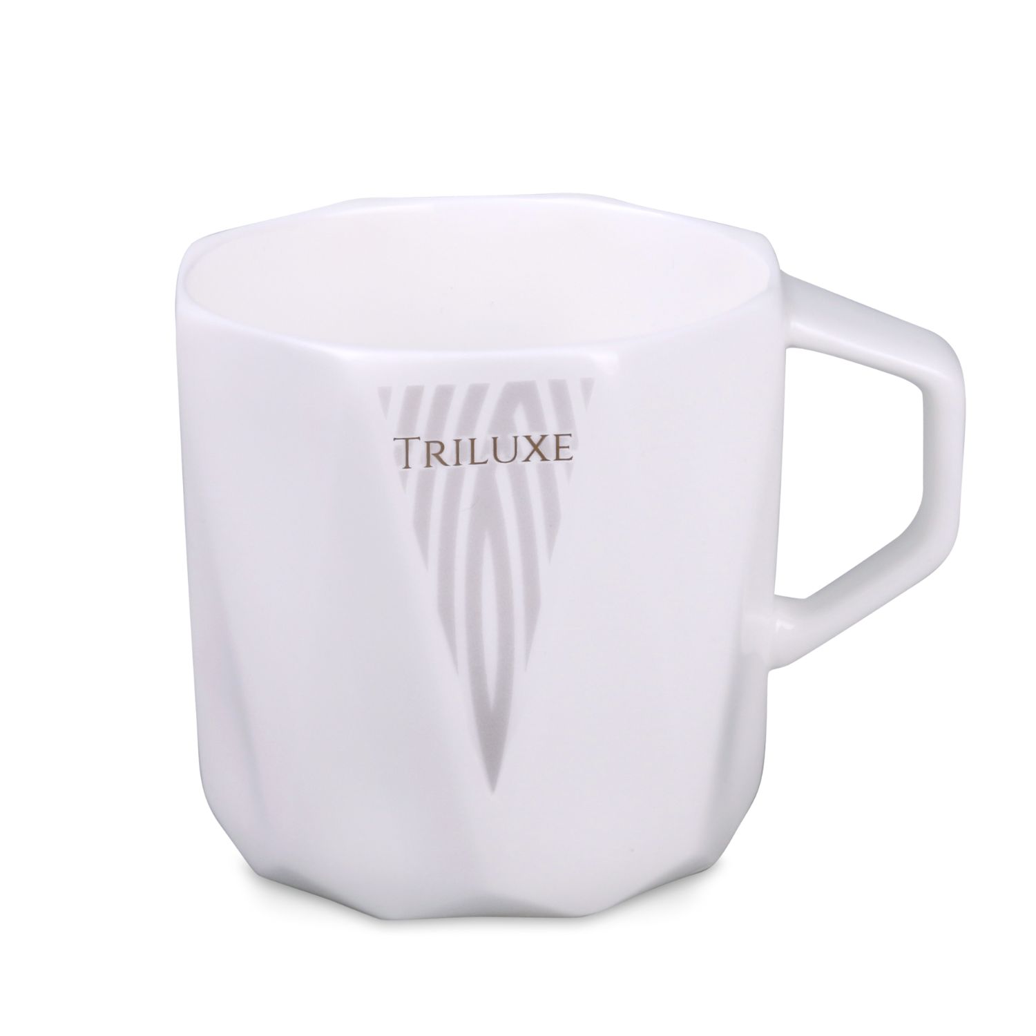 Unikalios geometrinės formos puodelis Crown 320 ml, baltos spalvos. Savo struktūra primenantis deimantą, pagamintas iš aukščiausios kokybės Fine Bone China porceliano.