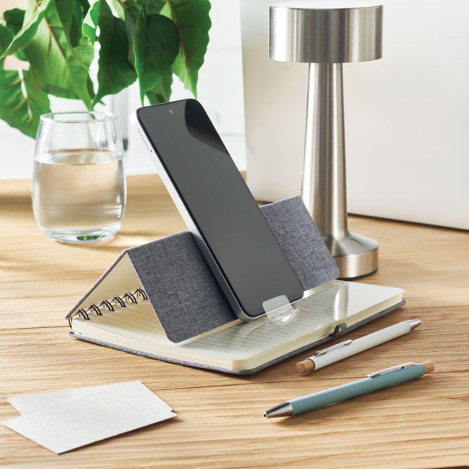 Uzrasu-knygute-Strata-Pilka-6.jpg Pilka