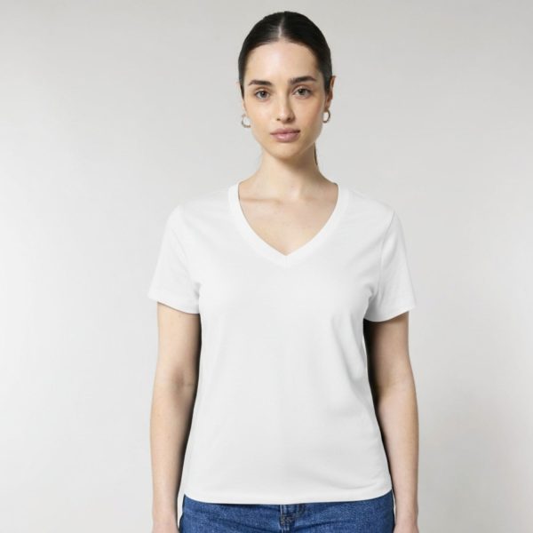 Moteriški marškinėliai Elevate Kawarta su V formos iškirpte.