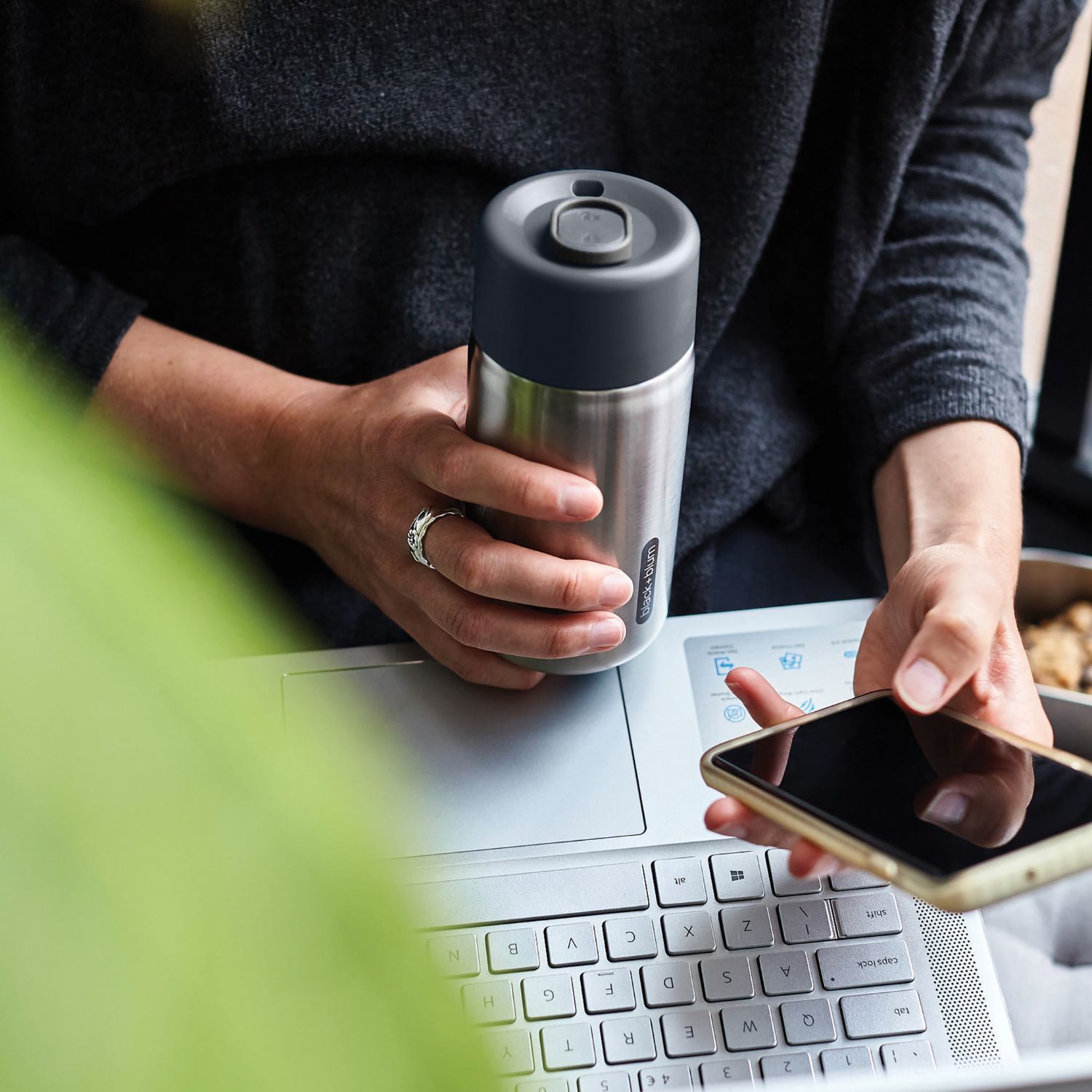 Kelioninis-termosas-Black-Blum-Pilka-6.jpg Pilka