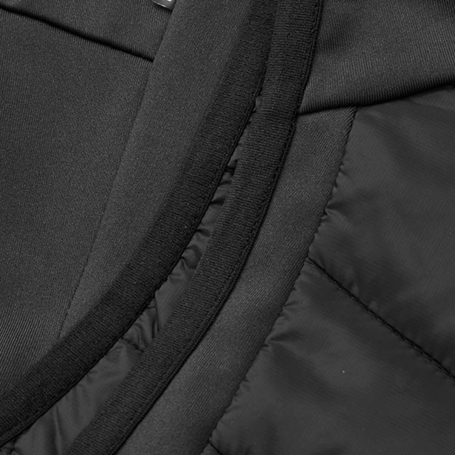 Moteriska-liemene-Geyser-Juoda-5.jpg Juoda